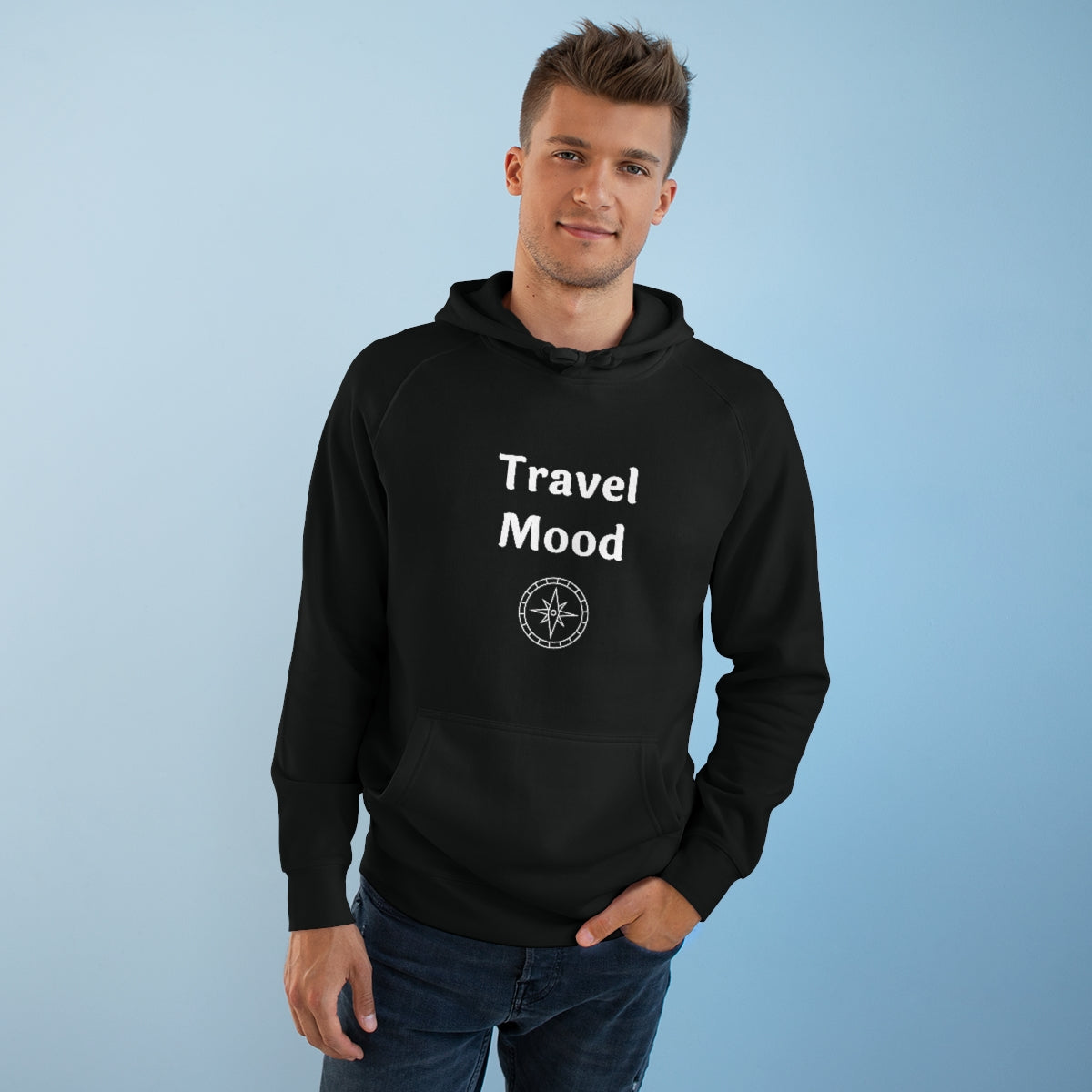 Ragazzo indossa felpa nera con cappuccio, sul pett o logo bianco.