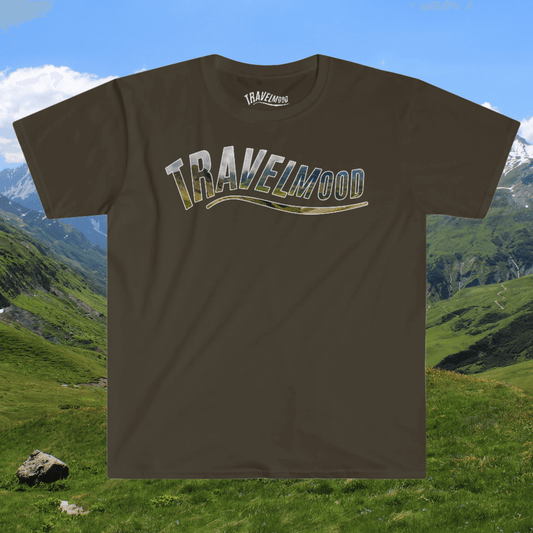 t-shirt marrone con montagne dietro.